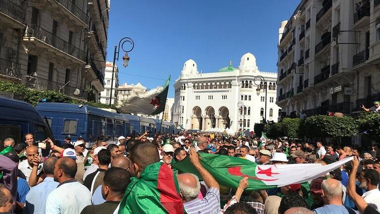 شعارات جديدة في احتجاجات الجمعة الـ 34 بالجزائر