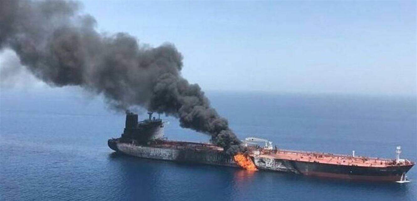 إنفجارٌ في ناقلة إيرانية قرب ميناء جدّة.. والنّفط يتسرّب إلى مياه البحر