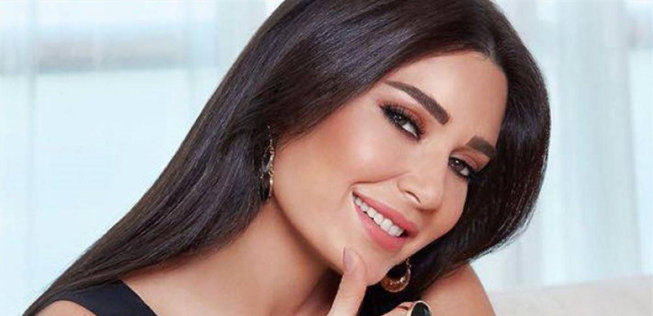 الطفل الأشقر يخطف الأنظار.. شاهدوا ابن سيرين عبد النور (فيديو)