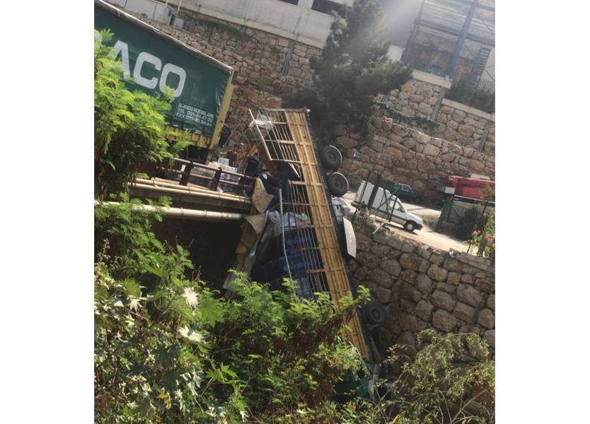 حادث مروع في انطلياس.. وقوع شاحنة في النهر