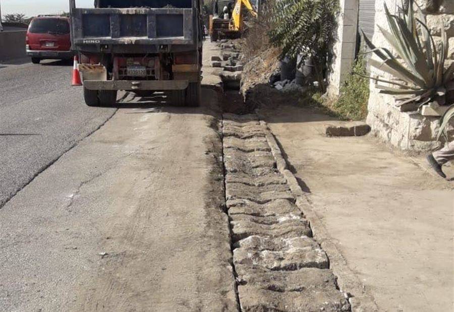 بالصور:  تكليف خاص من الوزير فنيانوس لتنظيف المجاري المائية على الطريق الدولية