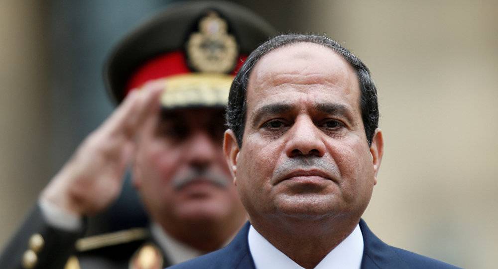 بالفيديو... السيسي في زي طيار حربي