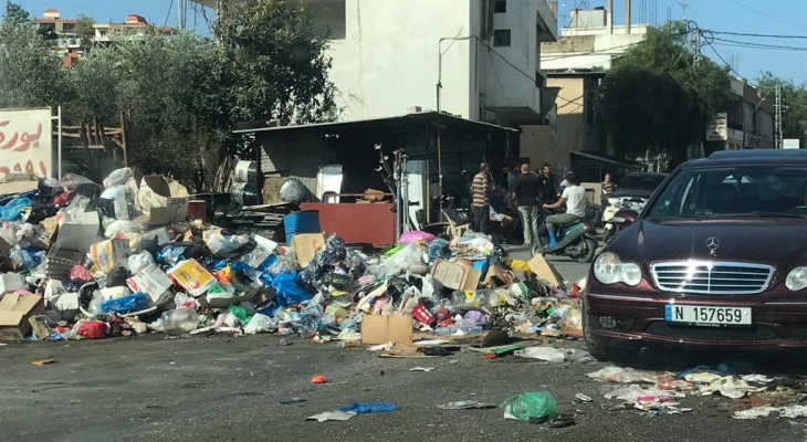مواطنون رموا النفايات المكدسة بالحاويات في وسط الشارع بالنبطية
