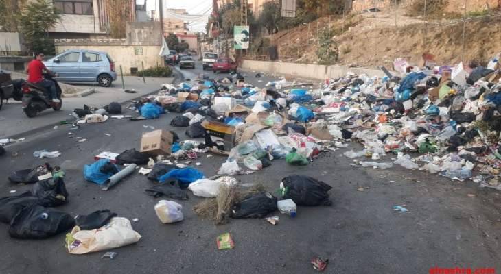 مواطنون أفرغوا عمدا محتويات أكياس النفايات على طريق عام حاروف