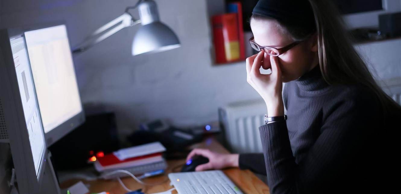 أطباء يحددودن مخاطر عمل المكتب.. هل تشعرون بها؟