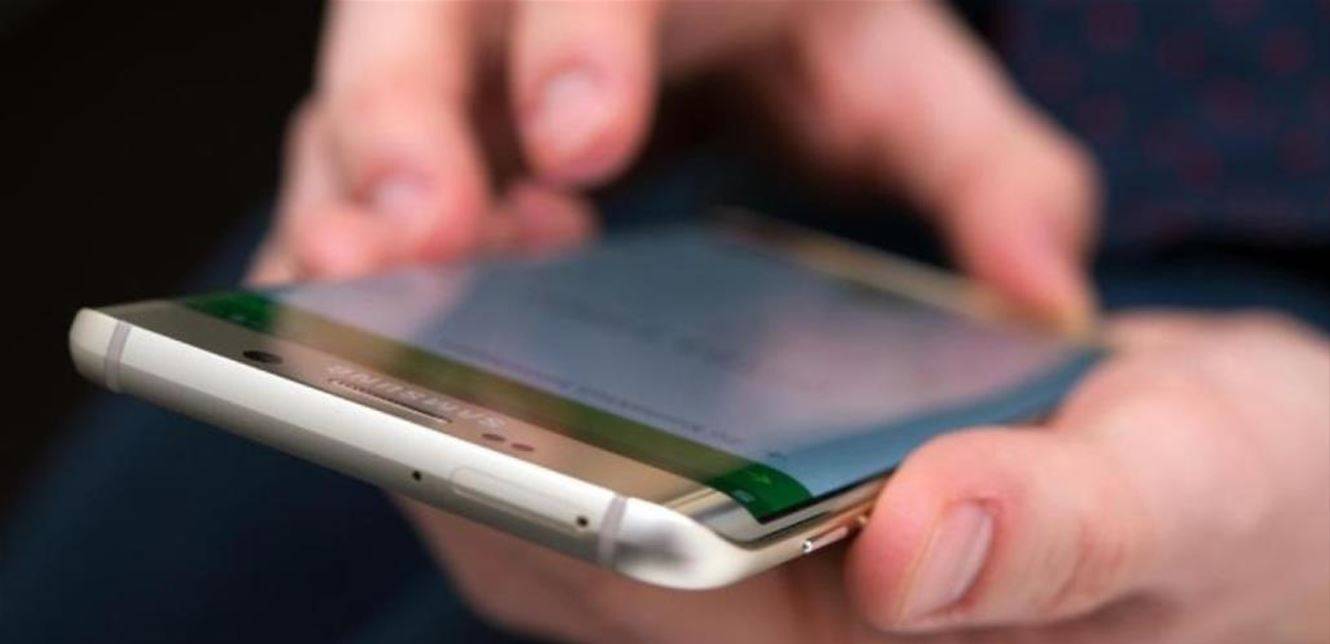 سقط هاتفه في مكان السرقة.. فوقع مع رفيقيه في قبضة الأمن