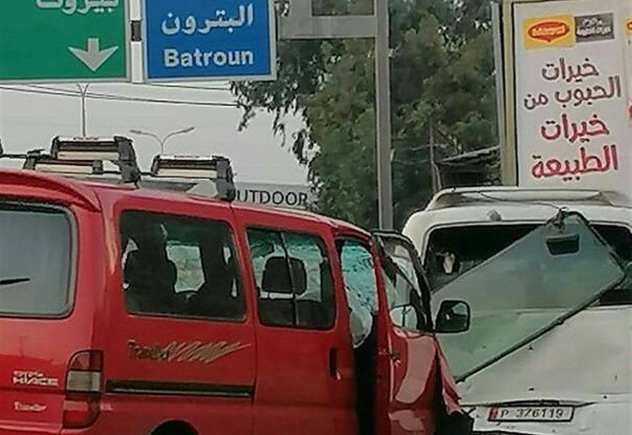 حادث تصادم بين فانين اثر تسابق على اوتوستراد البترون