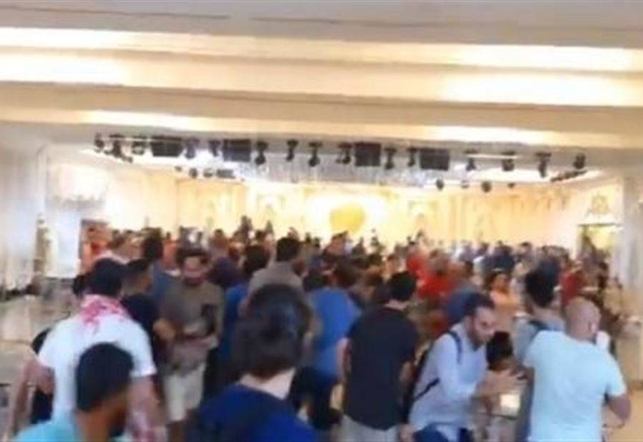 بالفيديو: الاعتداء على وزير المهجرين في السعديات وطرده!