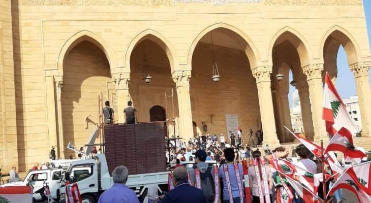 اشكال في ساحة الشهداء اثر محاولة القوى الأمنية توقيف أحد المتظاهرين
