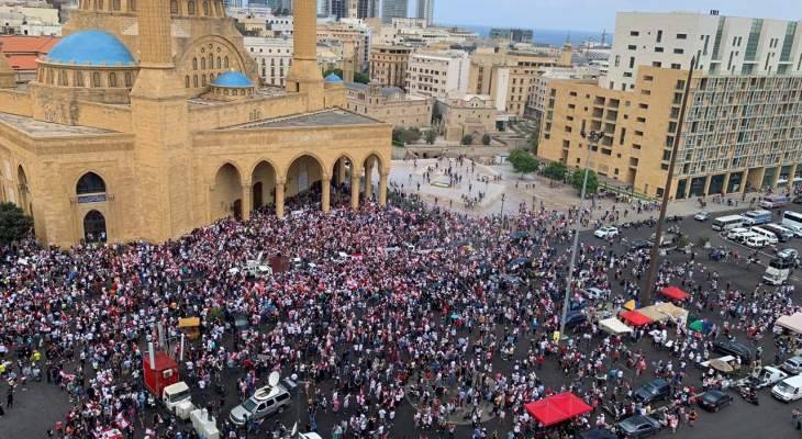 اشكال بين المتظاهرين امام الشريط الشائك في ساحة رياض الصلح