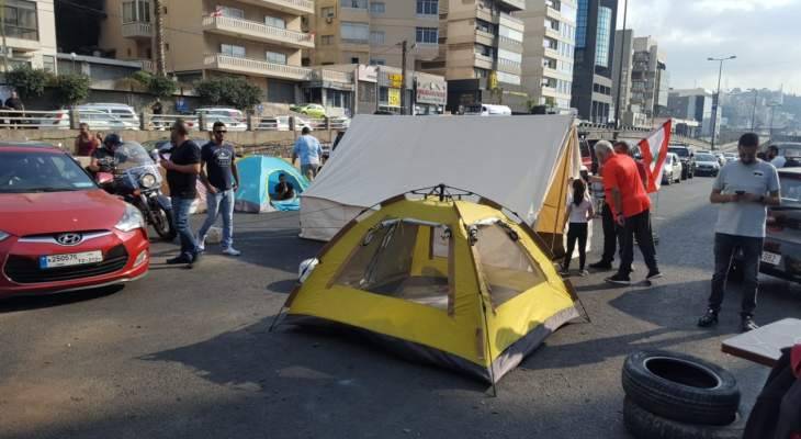 تلاسن بين القوى الامنية والمحتجين على خلفية فتح الطريق في جونيه