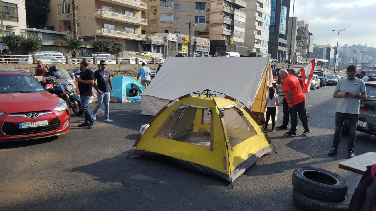 اعتصام هادىء في جونيه مع بقاء الطرق مقفلة