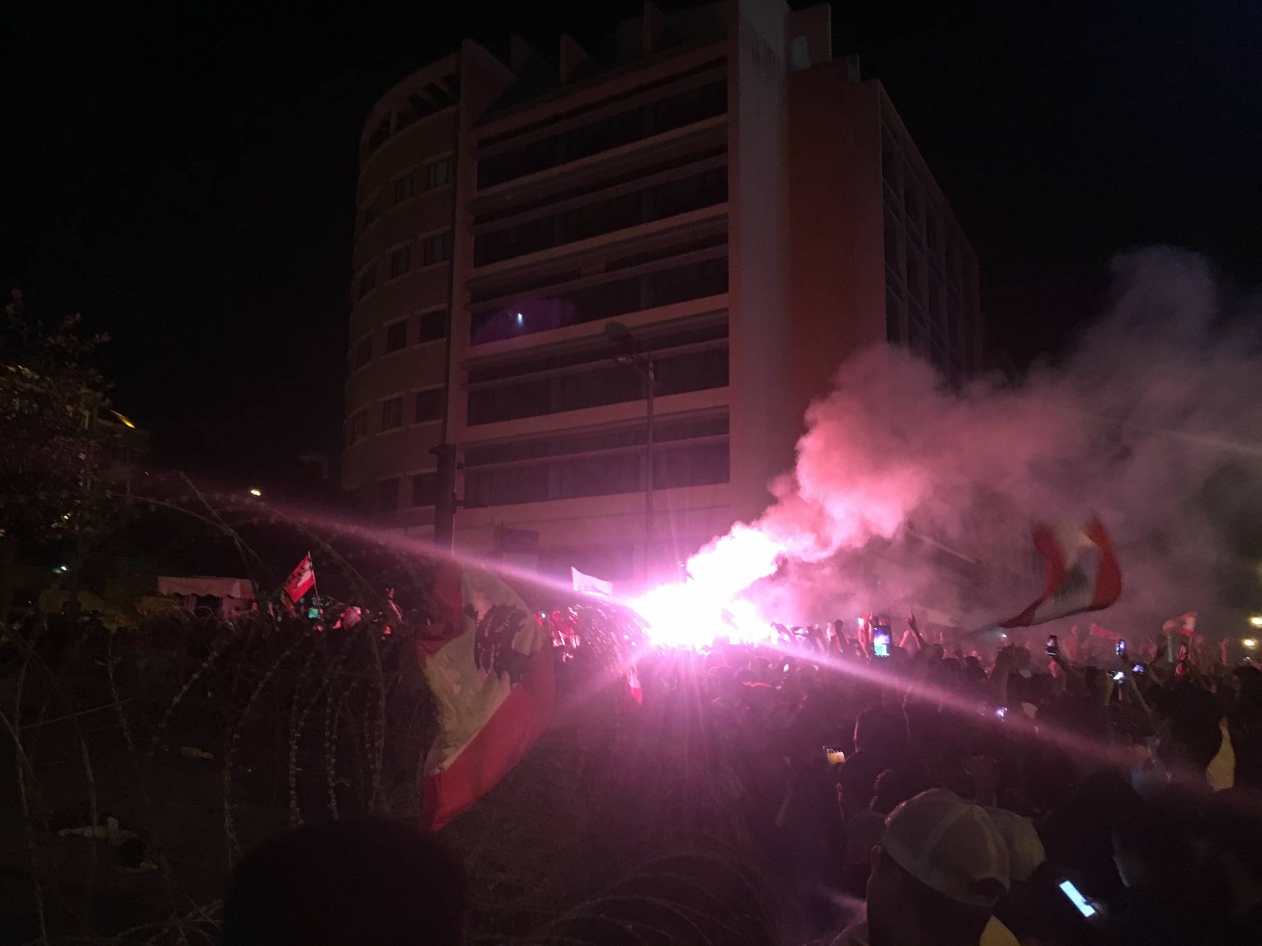 متظاهرون يطلقون مفرقعات على عناصر مكافحة الشغب أمام السرايا الحكومي