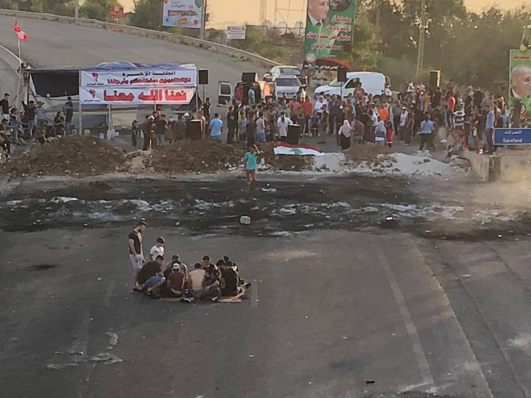 إقفال شارع رياض الصلح ودوار القناية في صيدا