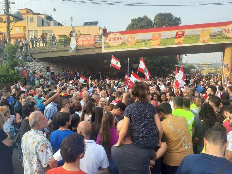 إعادة اقفال مسلكي الاوتوستراد في البترون وشكا وهتافات طالبت باستقالة الحكومة