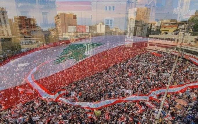 النشيد الوطني وحد ساحات الاعتصام عند الساعة السادسة