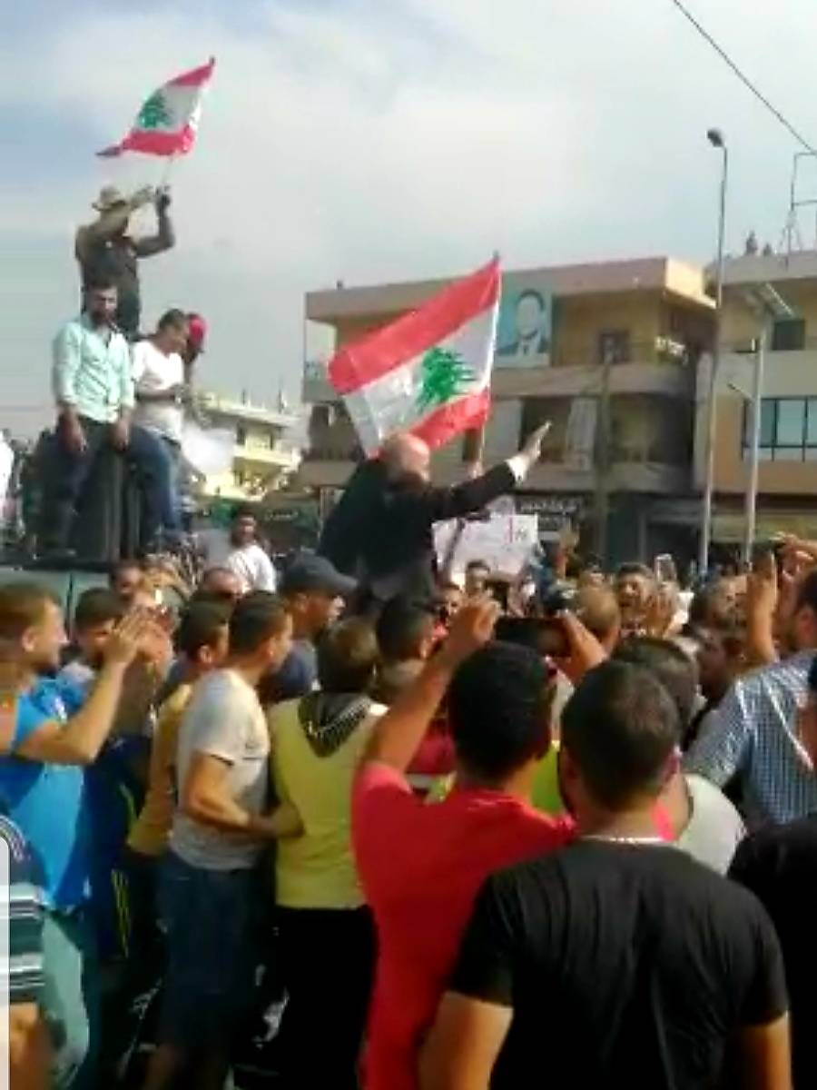 حشود عكارية كثيفة إلى ساحة الاعتصام في ساحة العبدة
