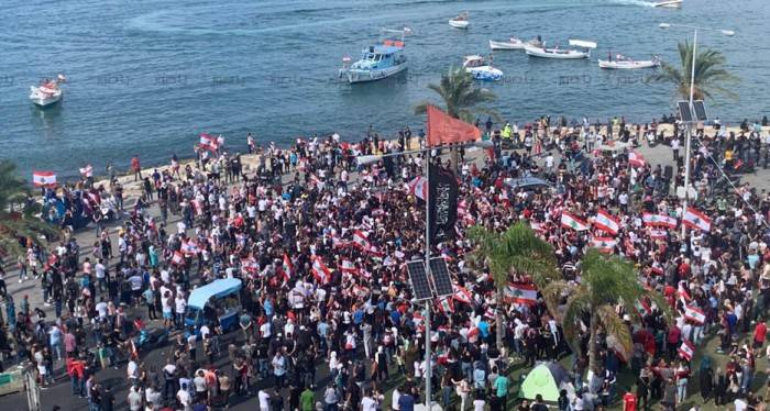 أعداد المحتجين في ساحة العلم في صور الى تزايد