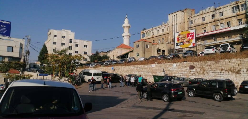 اعادة فتح الطرق عند مستديرة المنارة في زحلة والتجار شكوا النقص في المواد الاساسية
