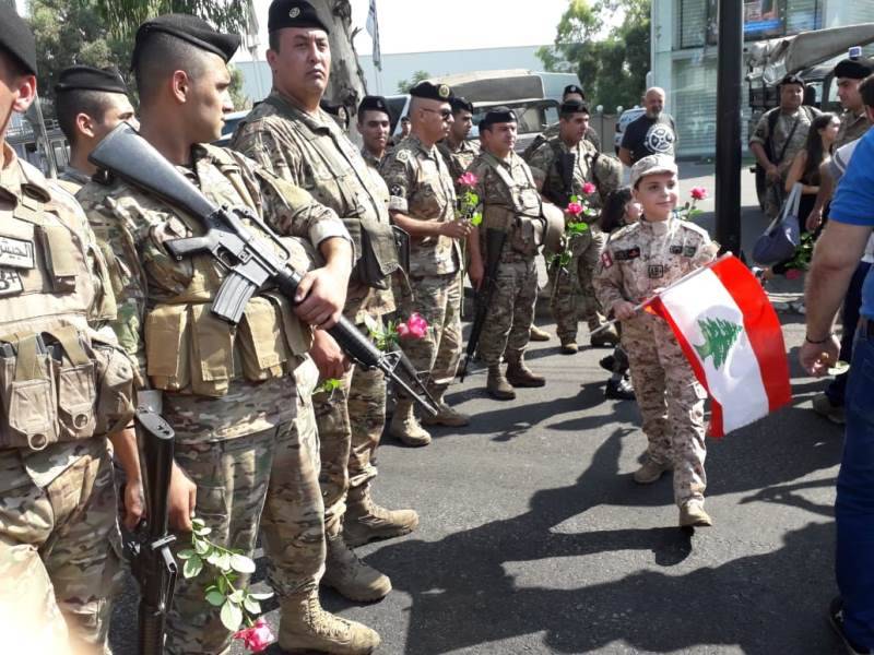 المعتصمون وزعوا الورود على الجيش في عين الرمانة