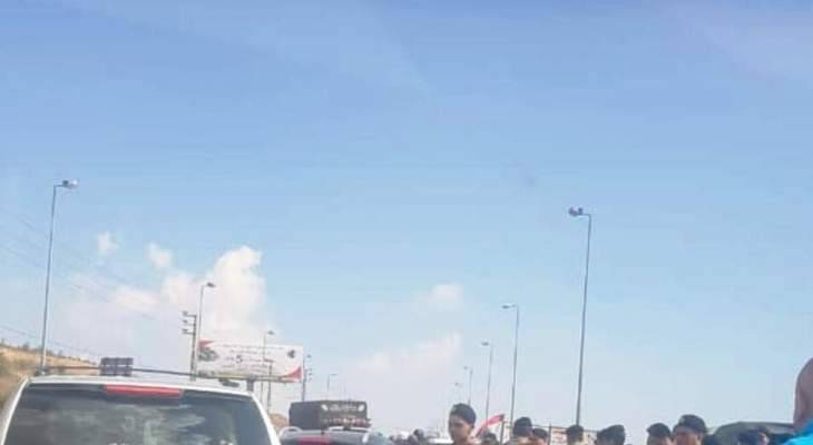 قطع طريق ضهر البيدر والجيش يعمل على فتحها