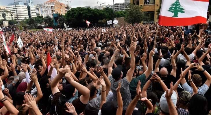 المتظاهرون برياض الصلح يشكلون درعا بشريا مؤلفا من النساء فقط منعا للتخريب