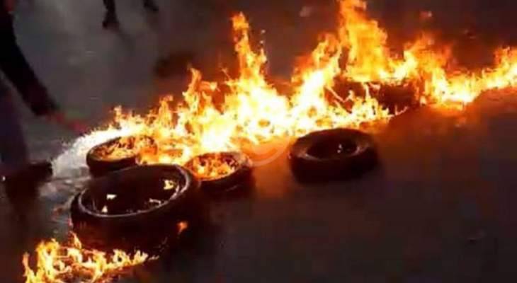 قطع اوتوستراد خلدة بالاتجاهين قرب أفران شمسين وزحمة سير على الطريق البحرية
