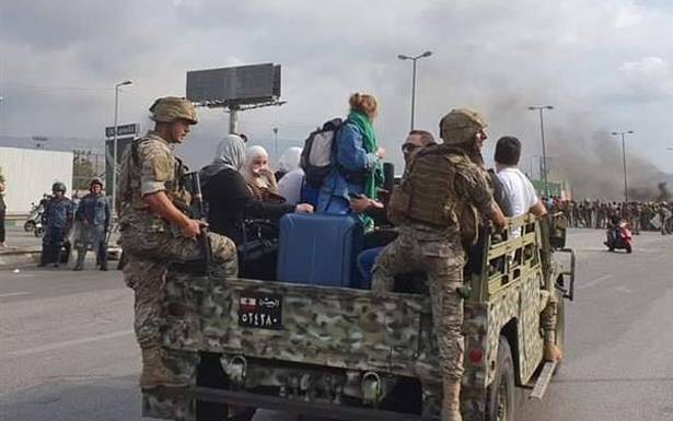 الجيش ساعد بعض المسافرين