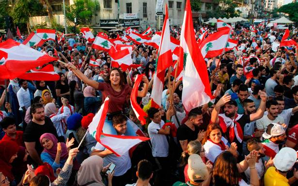 التظاهرات وقطع الطرقات مُستمرّ لليوم الخامس.. والمحتجون: «رح نبقى»