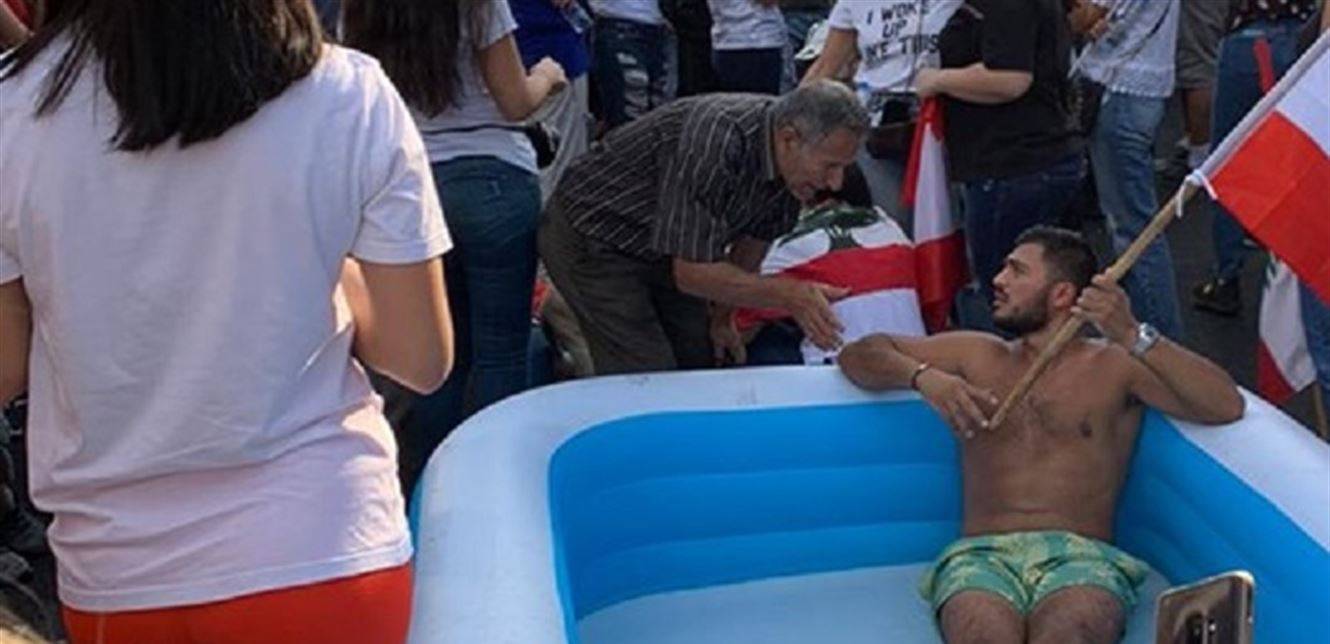 طرائف التظاهرات اللبنانية.. متظاهر "مبورد" في الذوق (صورة)