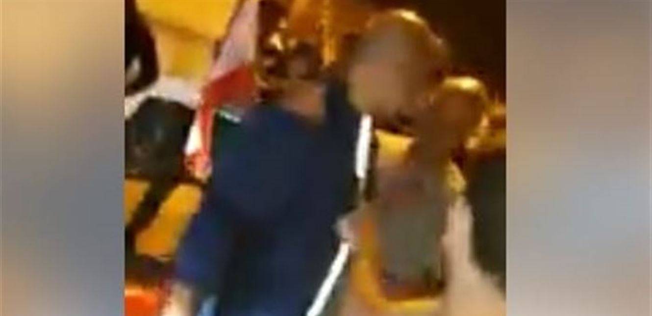 مرافق باسيل يشهر سلاحه على المتظاهرين... افتحوا الطريق (فيديو)