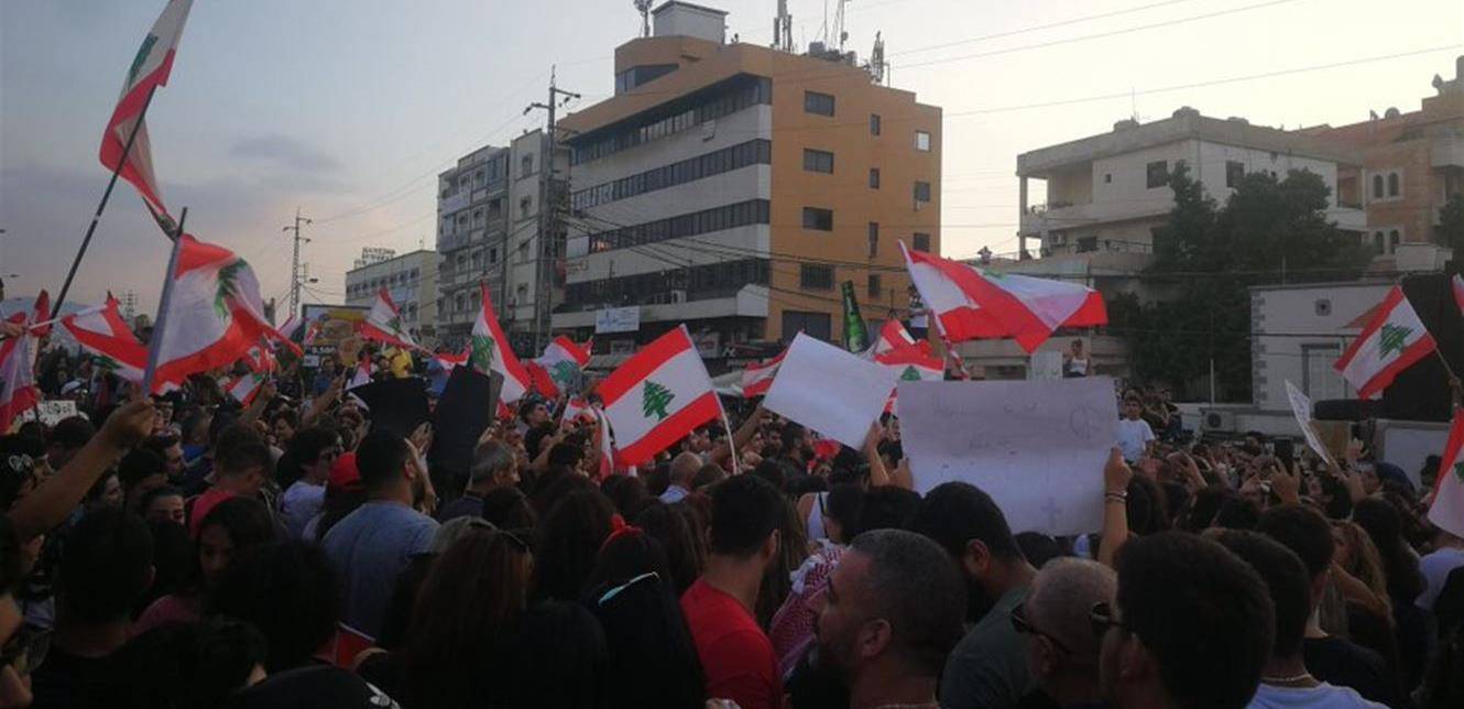 أوتوستراد جبيل مقفل بالإتجاهين.. والمعتصمون: لن نترك الساحة
