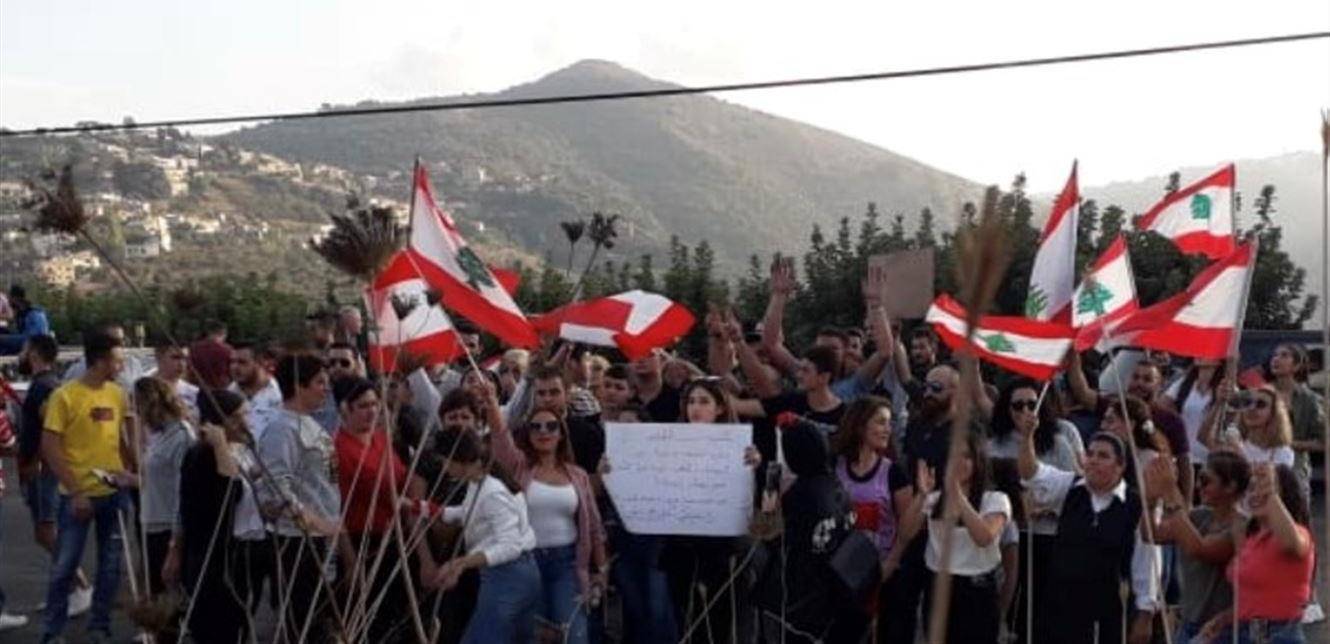 مرجعيون تواصل اعتصامها.. والمتحجون يرقصون الدبكة