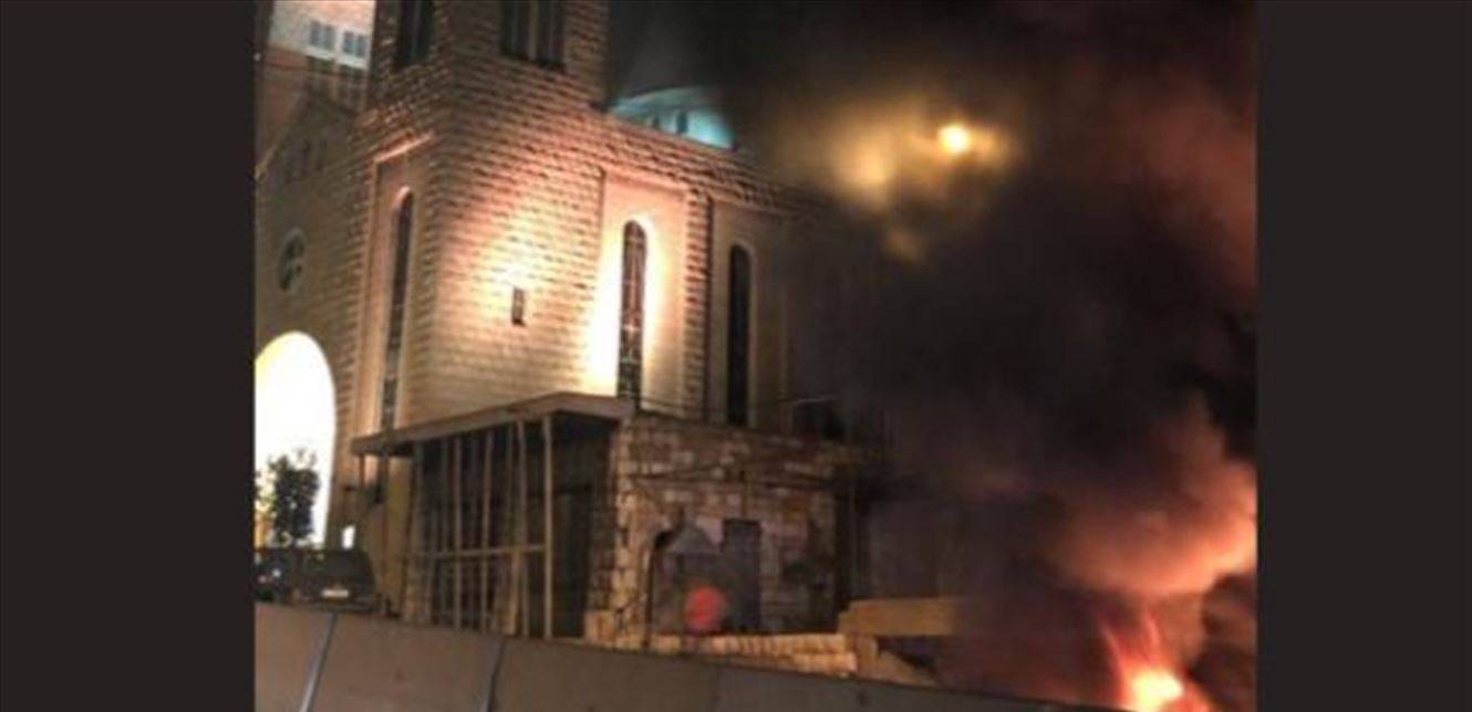 محتجون يقطعون الطريق الدولية في عاليه والكحالة