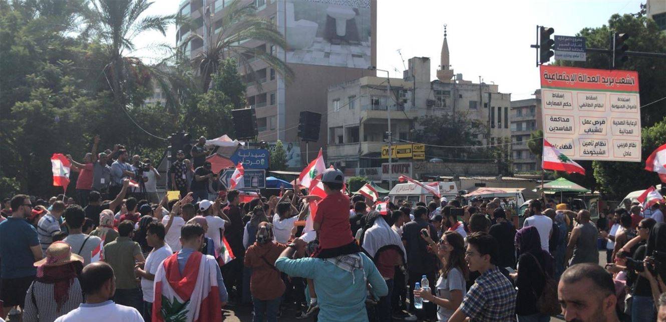 توافد المحتجين الى ساحة ايليا في صيدا ودعوات للحفاظ على سلمية الحراك