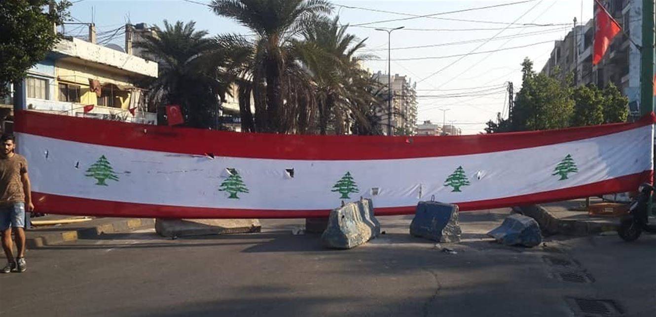 قطع أوتوستراد البداوي بالعلم اللبناني! (صورة)