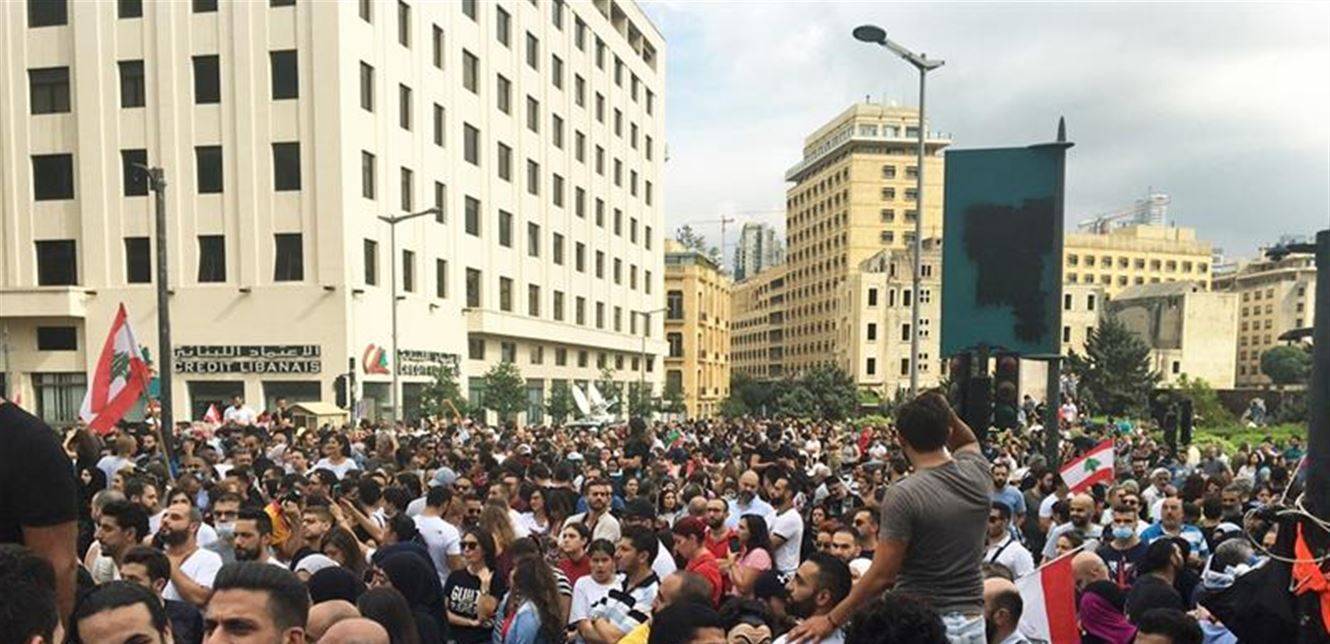 فيديو طريف.. لهذا السبب أوقف المتظاهرون عنصراً بقوى الأمن! (فيديو)
