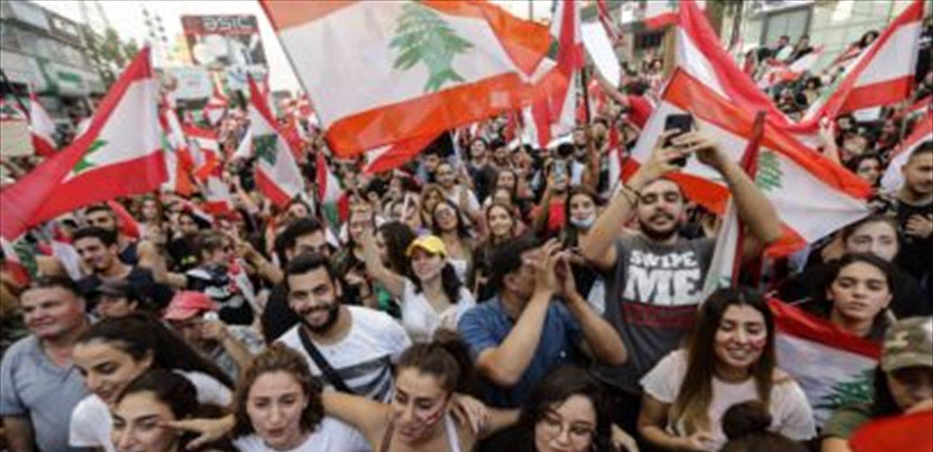 رغم الامطار.. المتظاهرون مستمرون ويؤكدون "مصرون على البقاء"