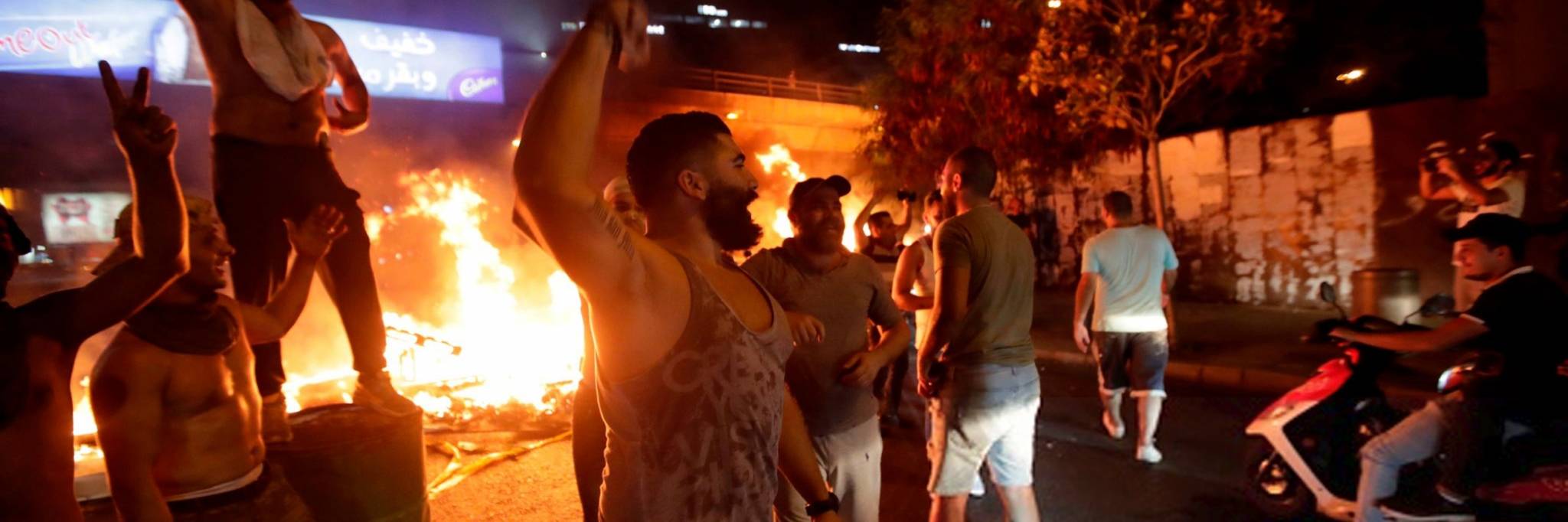 المعارضة للرئيس عون تتحول شارعياً والرئيس يدعو لجلسة مجلس الوزراء اليوم في بعبدا
كيف تحولت المعارضة بهذا الشكل من سياسية الى إغلاق طرقات لبنان كلها
اتجاهان في قصر بعبدا: اتجاه للحوار واتجاه لفرض الأمن بالقوة على الساحة اللبنانية