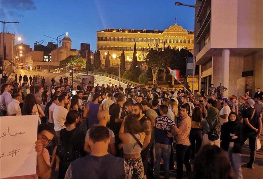 إحتجاجاً على الضرائب قطع طرق رياض الصلح