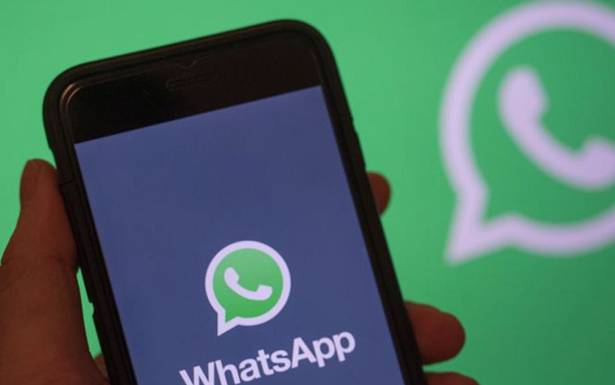 الحكومة تفرض الضريبة على «الواتساب» لبدل تخفيف الهدر