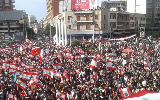 اكثر من مئة الف في ساحة طرابلس واصرار على مواصلة الثورة حتى النصر