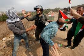مئات الفلسطينيين يشتبكون مع القوات العدو الإسرائيلي والمستوطنين لمنع مصادرة أراضيهم
