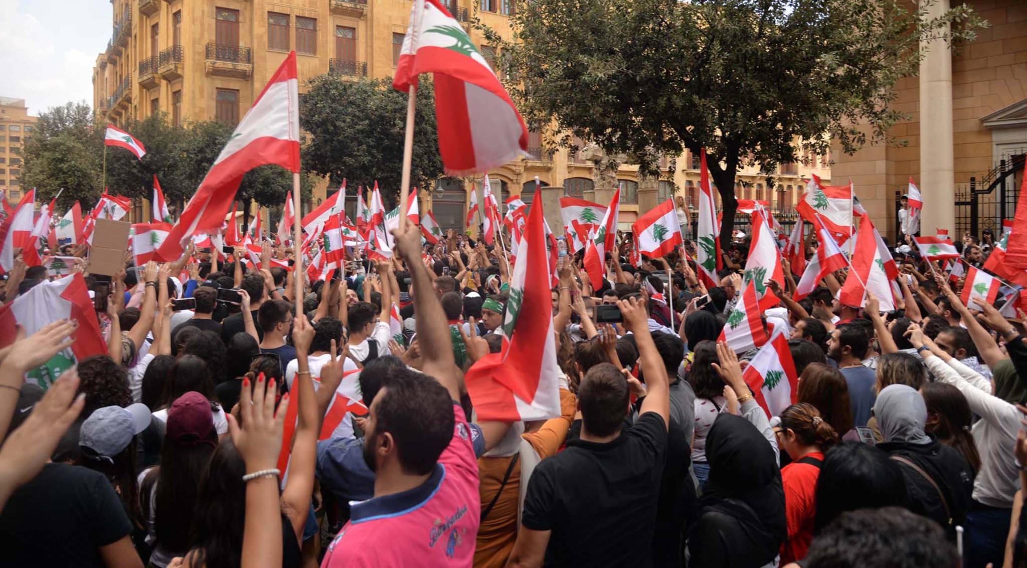 هل يقبل الحراك الشعبي وينسحب من الشوارع؟
«الورقة الاقتصاديّة» للحريري: لا ضرائب في الموازنة والعجز صفراً
والمصارف ستساهم والبدء بـ«سيدر»... والمهم إعادة الثقة