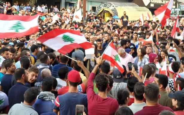من عكار والشمال... الالوف في ساحة حلبا... والتصويب على وعود الحريري
