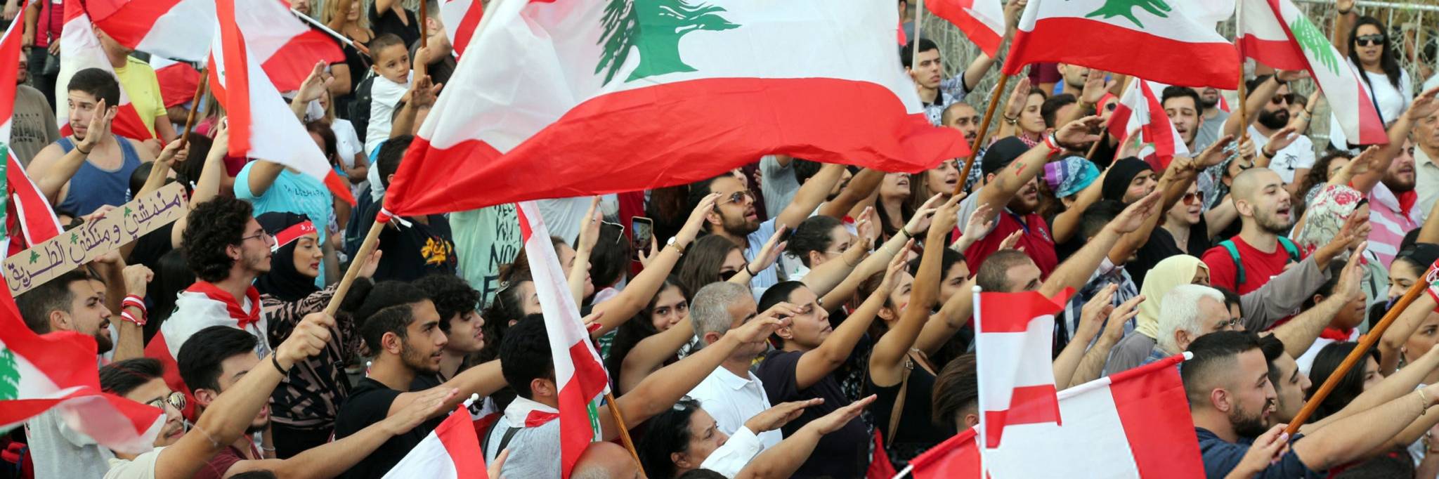 لليوم السادس الثورة الشعبيّة مُستمرّة رغم إقرار ورقة الإصلاح الإقتصادي
المتظاهرون يُطالبون برحيل الحريري.. وعون يرفض إبعاد الوزير باسيل عن الحكومة
الإتحاد الأوروبي والولايات المتحدة يُحذران لبنان من استعمال القوة ضدّ المتظاهرين السلميين