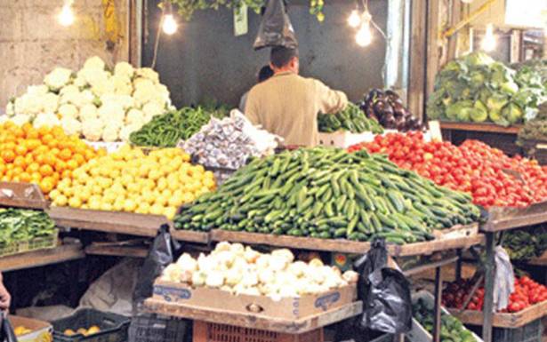 مستوردو الخضار والفاكهة: افتحوا طريقنا