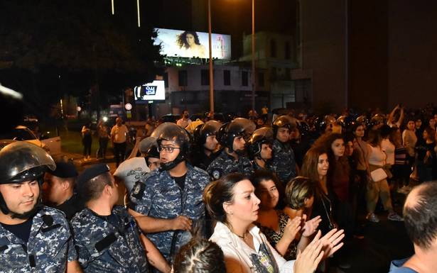 تظاهرات تعمّ المناطق احتجاجاً على الضرائب الجديدة