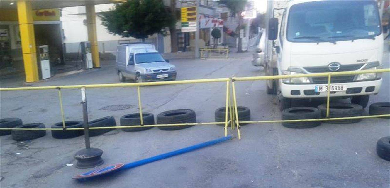 المحتجون قطعوا طريق حلبا وأعلنوا الاضراب العام