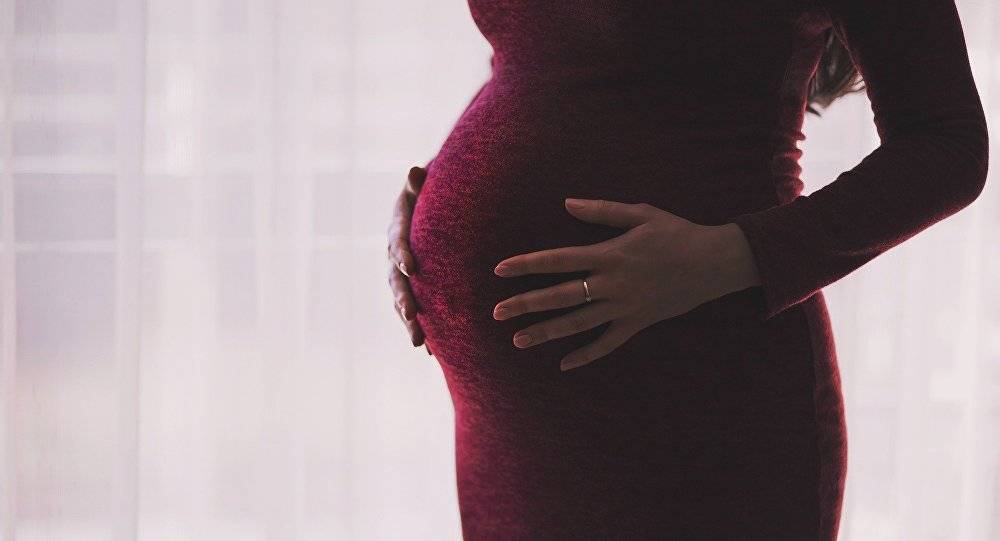 في أشهر حملها الأخيرة... اكتشاف "كارثة" حول بطن امرأة حامل